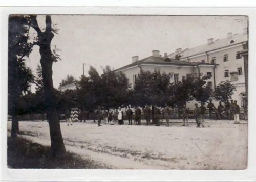 Seltene Echtfotokarte von Allering, Kaserne mit Soldaten davor gelaufen von 1919, zwei der Maken wurden entfernt. Leicht bügig, leichter Stempel- und Schriftdurchdruck, leicht stockfleckig, sonst gut erhalten.