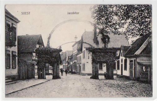 Soest mit Jacobitor gelaufen, mit Marke und Stempel von 1910. Gute Erhaltung.