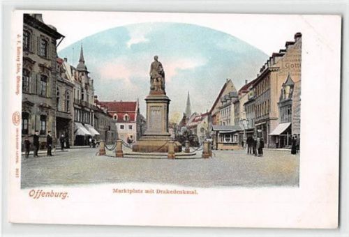 Offenburg in Baden. Marktplatz mit Drakedenkmal ungelaufen Ecken mit Albumabdrücken, sonst gut erhalten