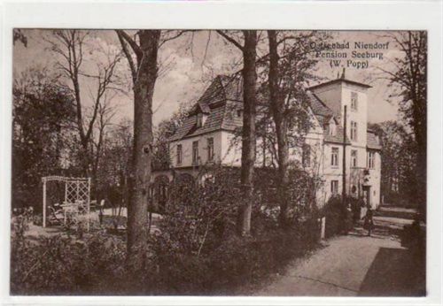 Niendorf Niendorf mit Pension Seeburg gelaufen, mit Marke und Bahnpoststempel von 1927, Zug Nr. 24. Gute Erhaltung.