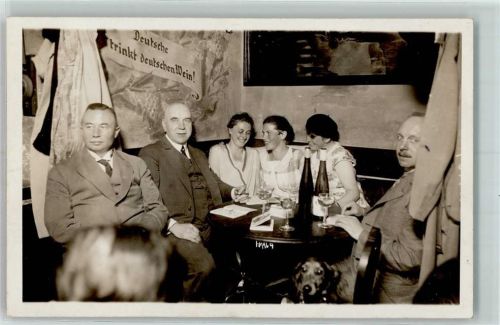 Assmannshausen 1929 Bauernschenke Tisch Weinflasche Weinglas Hund Mann Frau