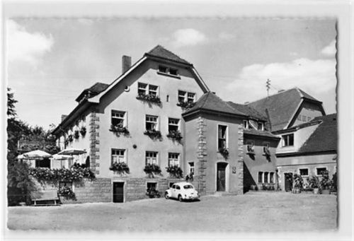 Hermes im Frankenwald bei Marktleugast. Pension Haueis mit VW-Käfer davor ungelaufen Gute Erhaltung.