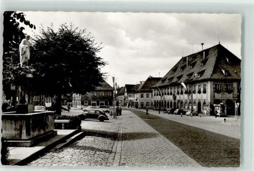 96215 W8620 Lichtenfels , Bay - Marktplatz mit Rathaus VW Käfer Brunnen Fahnen