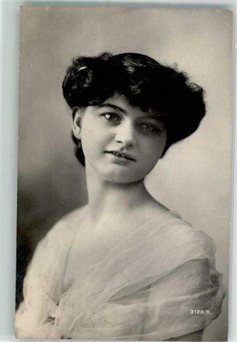 1908 Portraitaufnahme einer jungen dunkelhaarigen Frau im leichten Kleid