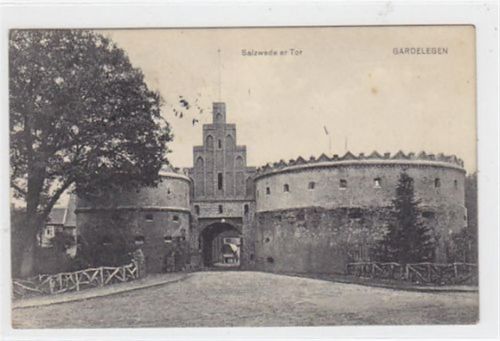 Gardelegen. Salzwedeler Tor gelaufen, 1915. Leichte Stempelspuren, leicht stockfleckig, sonst gut erhalten