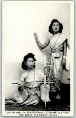 Privatfoto AK Athai Girl in tracitional Costume playing the three stringled Fiddle