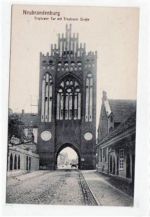 Neubrandenburg mit Treptower Tor und Treptower Straße. Als Feldpost postalisch gelaufen mit Poststempel 1917 kleiner Stockfleck Rückseite, sonst gut erhalten.