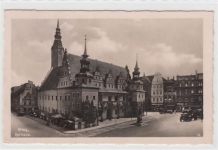Brieg / Brzeg. Rathaus mit verschiedenen Geschäften und Autos gelaufen 1940. Gute Erhaltung.