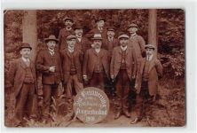 Seltene Fotokarte Augustusbad. Gruppenfoto 1910. gelaufen kleiner Knick oben links, leichter Stempeldurchdruck, kleine Durchdrücke unten in der Mitte, fleckig, kleine Anhaftungen Rückseite
