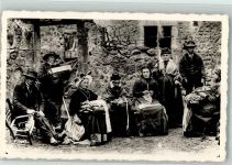 Frauen Tracht Dorfversammlung Sticken
