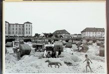 27472 W2190 Duhnen FOTO KEINE AK Foto montiert auf Karton Strand mit Strandhotel Seehotel und Jugendherberge Fotograf Otto Schulze