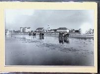 27472 W2190 Duhnen FOTO KEINE AK Foto montiert auf Karton Wattwagen vor der Jugendherberge Fotograf Otto Schulze