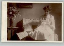 Frau Zeitung Nähen Foto AK