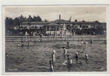 Grüna mit Sommerbad gelaufen von 1930. Leichter Stempeldurchdruck, kleiner Knick oben in der Mitte, leicht fleckig, sonst gut erhalten.
