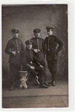 Echtfotokarte von Angermünde. Abgebildet sind Soldaten. FeldpostKleiner Riß an der rechten Kante und an der unteren Kante, sonst gut erhalten.