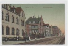 Hartha mit Wilhelmstrasse und Postamt gelaufen von 1907. Starker Knick und kleiner Riß unten links, kleiner Knick oben rechts, leichte Eckabschürfungen, sonst gut erhalten.