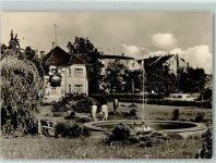 07580 O6516 Ronneburg , Thür - Karl-Marx-Platz Springbrunnen Wasserfontäne Garten Oldtimer