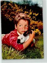 Kind streichelt einen Hasen AK Hase