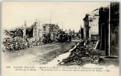 79110 La Bataille - Strasse mit zerschossenen Häusern