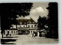 17033 O2000 Neubrandenburg , Meckl Foto AK Bahnhof Fahrrad Litfaßsäule