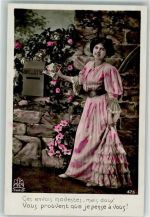 Glamour Frau mit Postkarten, die sie in den Briefkasten stecken will , handkoloriert Rosen Studiokulisse Verlag Paris 475 AK - Geschichte 1914 Foto AK