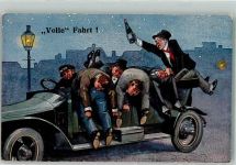 Betrunkene Männer stapeln sich nächtens im Oldtimer Trinker Auto Humor Künstlerkarte