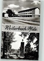 67685 W6751 Weilerbach , Pfalz Foto AK Schule und Kriegerdenkmal