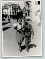 Fremder Soldat mit einem Fräulein WK II Privatfoto AK