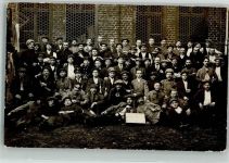 Gruppenaufnahme von Arbeitern vor einem Fabrikgebäude Bergbau Privatfoto AK