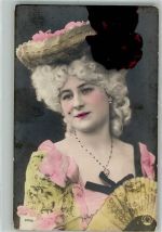 Junge elegante Frau im klassischen Kostüm Hutmode NPG 370/10 Fächer Gebrauchsspuren