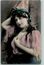 Frau mit Haarschmuck und Ohrringen AK Zigeuner Foto AK
