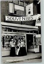Bunschoten-Spakenburg Ansichtskartenverkauf Frauen in Tracht AK AK - Geschichte Foto AK