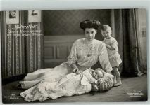 mit ihren Söhnen Adel Kronprinzessin Cecilie Foto AK