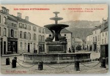 88200 Remiremont - Place de la Courtine Denkmal Brunnen