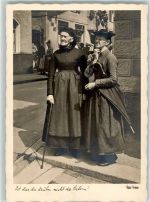 Frauen mit Regenschirm Trachten Schwäbisch Foto AK