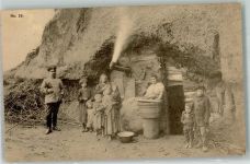 Familie im Feindesland vor einer primitiven Höhlenwohnung Feldpost WK I Bayer. III. Armee-Korps Kriegsnot 1917