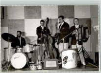 47441 W4130 Rheinkamp FOTO KEINE AK Musikgruppe Saxophon Cello Akkordeon Ort handschriftlich Foto Original aus Archiv eines Ansichtskartenverlags