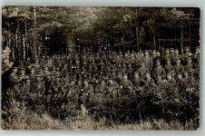 W8000 München Eine große Gruppe Landser in Uniform im Wald Ort lt. Fotograf Müller Kaisermanöver 1909 Gebrauchsspuren