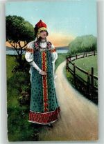 Frau in Tracht Trachten Russland Gebrauchsspuren