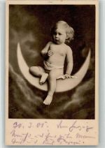 Baby sitzt auf der Mondsichel Himmelskörper 1901