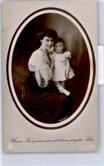 Mit ihrem jüngsten Sohn Adel Kronprinzessin Cecilie Foto AK