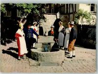 31606 W3079 Schwalenberg Foto AK Schwalenberger Trachtengruppe am Volkwinbrunnen