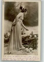 Junge Frau im klassischen Kleid pflückt Blumen Reutlinger (Paris) 1901