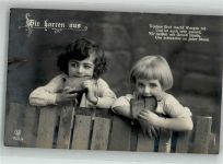 Zwei Kinder mit einem Kanten trocken Brot Kriegsnot Gebrauchsspuren