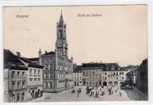 Kamenz mit Markt und Rathaus gelaufen von 1911. Leichter Bug oben rechts, kleiner Knick oben links und unten links und rechts, leicht fleckig, sonst gut erhalten.