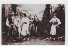 Seltene Fotokarte mit Personen auf einer Bühne. Abgestempelt in Hochzeit - Stare Osieczno / Kreis Arnswalde - Choszczno gelaufen 1912. Knick unten links. Rückseite leicht fleckig, sonst gut erhalten