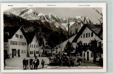 82467 W8100 Partenkirchen - Floriansplatz Zugspitzgruppe Kühe am Brunnen