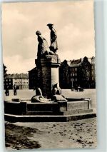 17033 O2000 Neubrandenburg , Meckl - Marktplatz Dörchläuchting-Brunnen