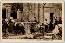 22220 Minihy-Treguier - Devotions au Tombeau de Saint Yves