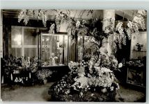 01855 O8360 Sebnitz Foto AK Blumenschau Verkauf des VEB Kunstblume Kind Puppe Schaukassten